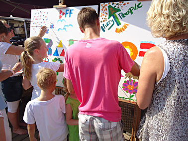 Workshop schilderen op het strand van Scheveningen tijdens een bedrijfsfeest. Gezamenlijk worden 3 schilderijen van 100 x 100 cm geschilderd tijdens een prachtige zomerdag. 