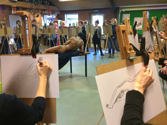 Workshop naaktmodel schilderen tijdens vrijgezellenfeest in Rucphen