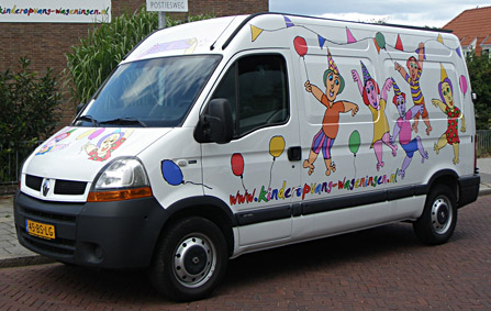 Ontwerp voor de feestbus van de Kinderopvang Wageningen, rondom feestende kinderen, het ontwerp is op de bus geplakt