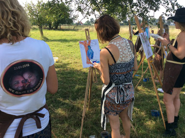 Naaktmodel schilderen vrijgezellenfeest in boomgaard Heinkenszand in Zeeland