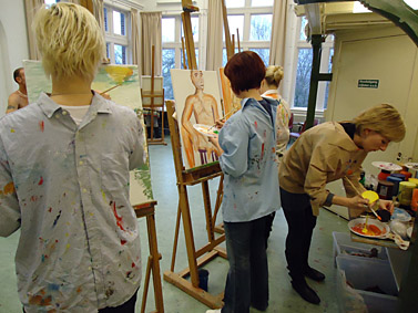 workshop naaktmodel schilderen door een groep vrouwen die een vrijgezellenparty hebben, ze schilderen een mannelijk naaktmodel